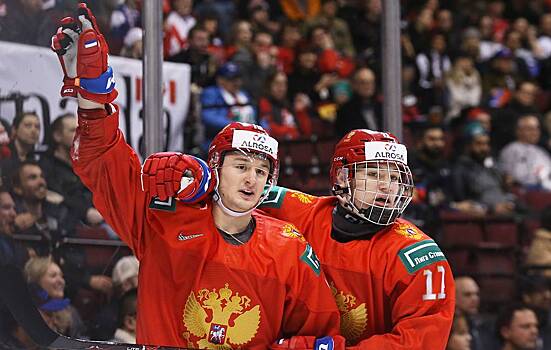 Российский хоккеист уложил на лед соперника из США