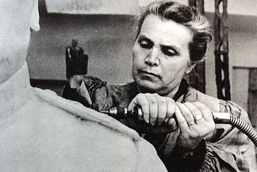 Ищут свердловчанку, похожую на советского скульптора Веру Мухину, чтобы воссоздать историческое фото