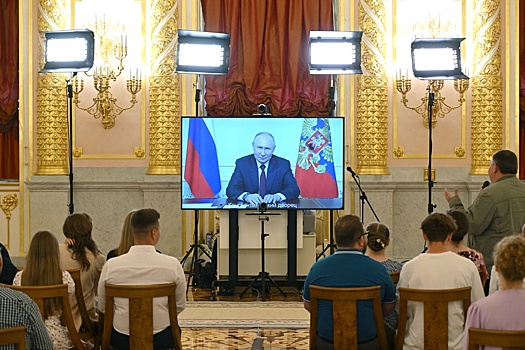 Путин встретился с семьями, награжденными орденом "Родительская слава"