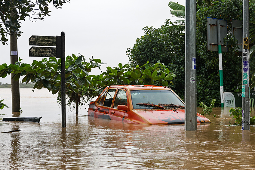 Затопленный автомобиль на одной из улиц Хойана