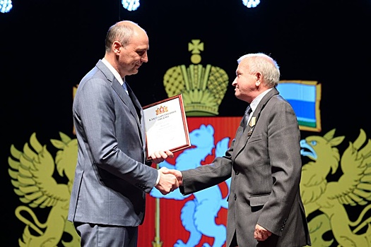 Денис Паслер поблагодарил почетных тружеников Машиностроительного завода им. Калинина