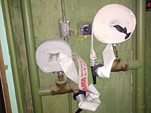 Пожарные шкафы укомплектовали рукавами в подъезде дома на Костромской