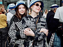 Марина Зудина облачилась в Dior и пошла с дочкой сажать деревья
