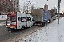 В Новосибирске маршрутка столкнулась с грузовиком