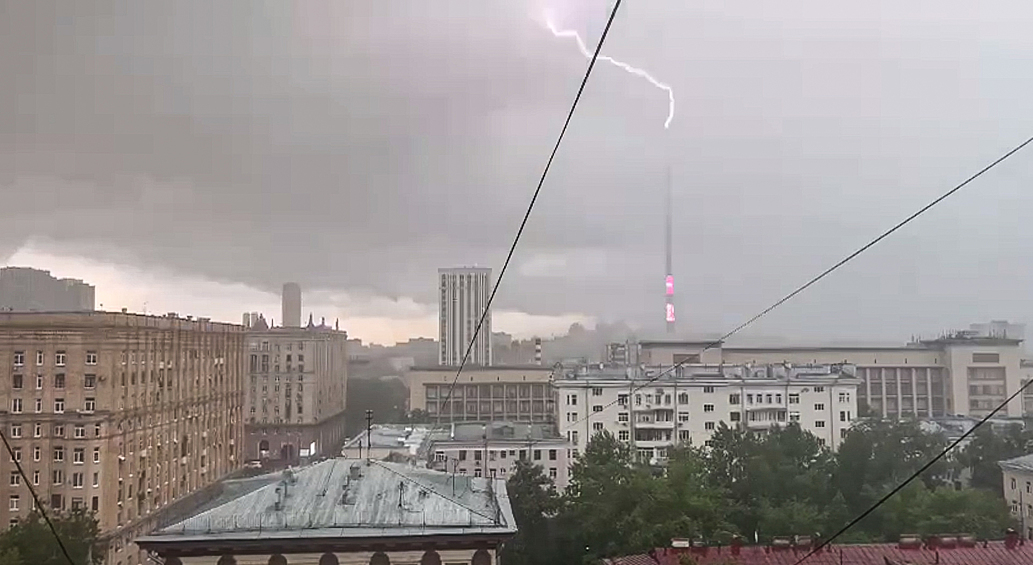 Момент удара молнии по Останкинской телебашне