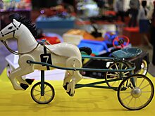 Связь поколений: в Музее Гаража особого назначения открылась выставка «Машинки и механизмы счастливого детства»