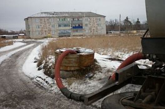 Знаем, чем пахнет! В зауральском посёлке канализацию сливают в колодец