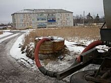 Знаем, чем пахнет! В зауральском посёлке канализацию сливают в колодец