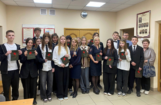 В Брянске в преддверии 9 мая полицейские вместе со школьниками провели акцию «Кисет Победы»