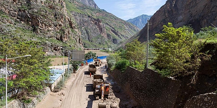 В городе Луннань после наводнения восстанавливается работа транспортных тоннелей