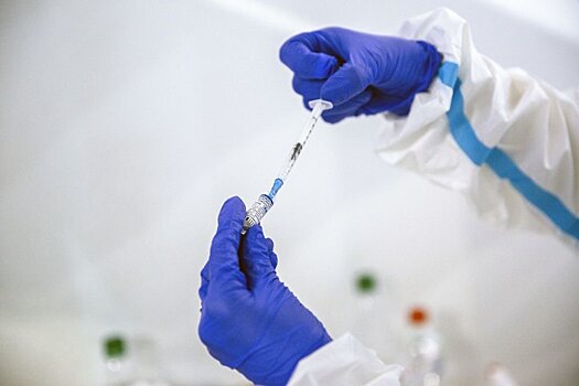 Иммунолог назвал сроки вакцинации для переболевших коронавирусом