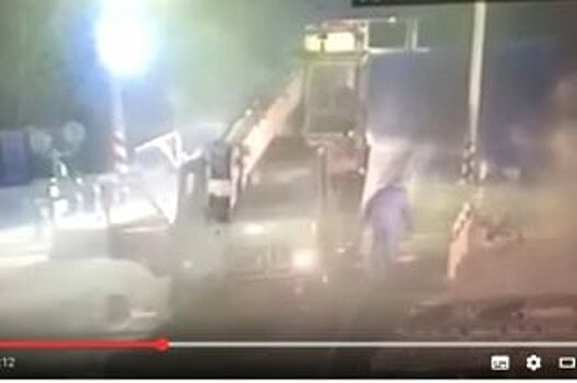 Обзор ДТП: автокрановщик выскочил из грузовика до столкновения с поездом