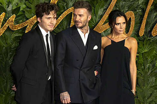 DM: сын дизайнера Виктории Бекхэм Бруклин обращается к матери по имени после ссоры