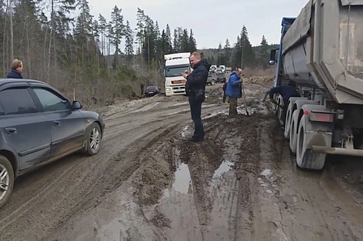 "Непроезжабельная" грязь: на федеральной трассе в Карелии застряли десятки машин
