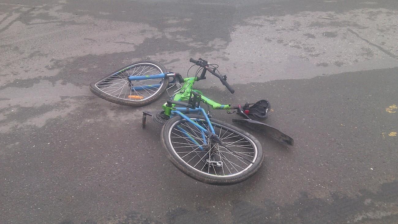 В Свердловской области насмерть сбили десятилетнего велосипедиста, ехавшего по зебре на красный