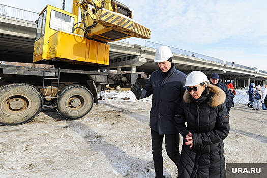 Мэр Челябинска посмотрела, как строится главный мост города