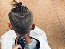 Парикмахеры из челябинского барбершопа поехали в детский дом и бесплатно подстригли двадцать человек