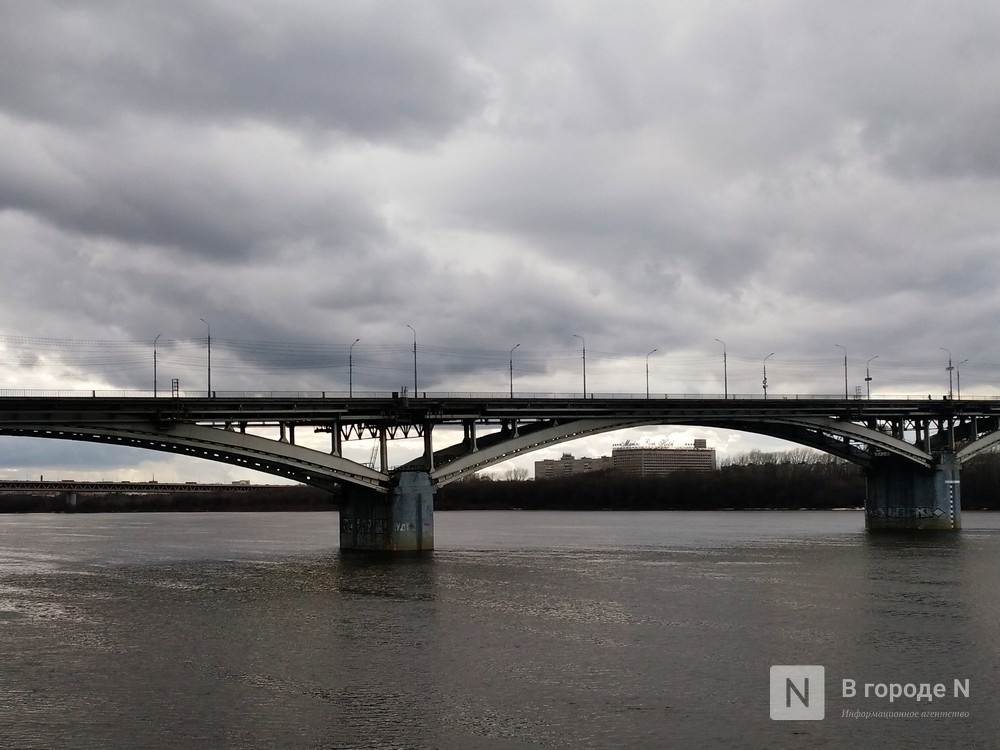 Мусор с Канавинского моста сбросили в Оку в Нижнем Новгороде