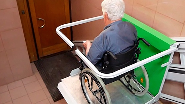 «Со свои удлинителем»: инвалид-колясочник в Челябинске не может получить разрешение на установку подъемника