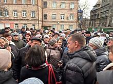 Переселенцы собрались возле администрации Суджанского района в Курске