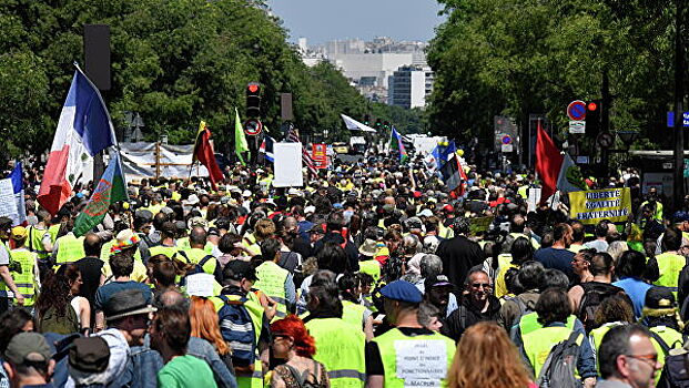 В Париже на протестах "желтых жилетов" задержали почти 90 человек