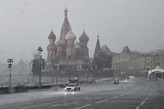 Mash: семь человек оказались заблокированы в авто из-за сильного ливня в Москве