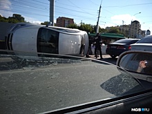 Машина перевернулась на бок у съезда с Коммунального моста