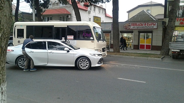 В Анапе иномарка «подрезала» автобус: один пострадавший