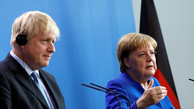 Меркель и Джонсон сидя слушали гимны перед переговорами