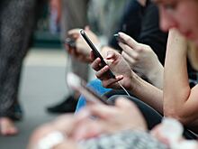 Почему не стоит наклонять голову к телефону