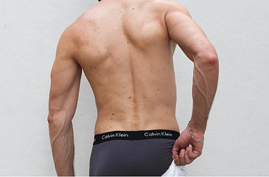 Российский бегун в одних трусах напал на соседа