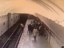 В Москве пенсионерка столкнула ребенка на пути в метро и попала на видео