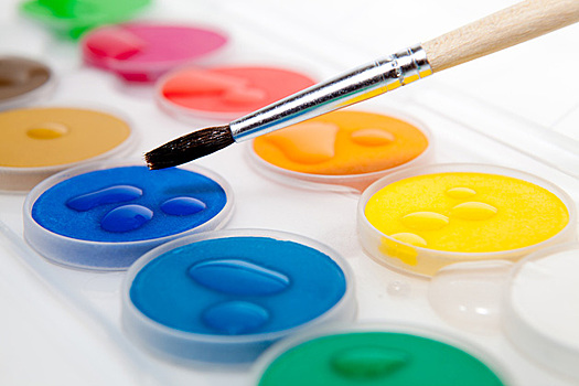 Ко Дню матери в КЦ «Лидер» открылась выставка работ его воспитанников