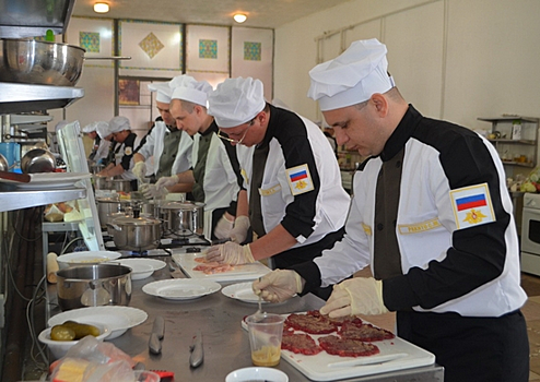 Посетители форума "Армия-2020" съедят свыше 300 кг гречневой каши с мясом