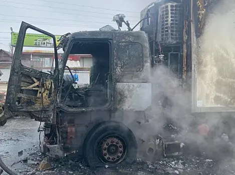 В Самарской области на трассе полыхал грузовик с лимонадом
