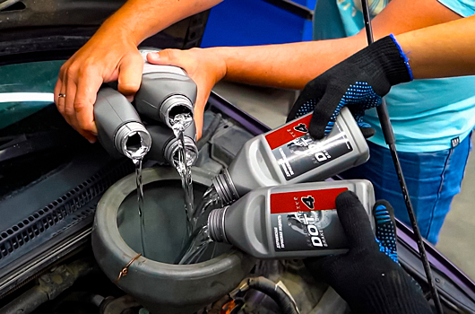 Видео: что будет, если залить в двигатель тормозную жидкость вместо масла?