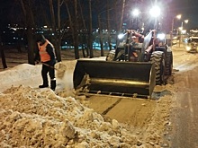 Дорожные службы Иркутска активно устраняют последствия сильного снегопада