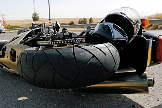 В Саратовской области мотоциклист без прав врезался в "КамАЗ". Есть пострадавшие