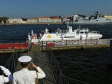 Путин с катера поприветствовал участников парада ВМФ