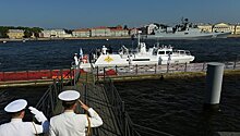 Путин с катера поприветствовал участников парада ВМФ