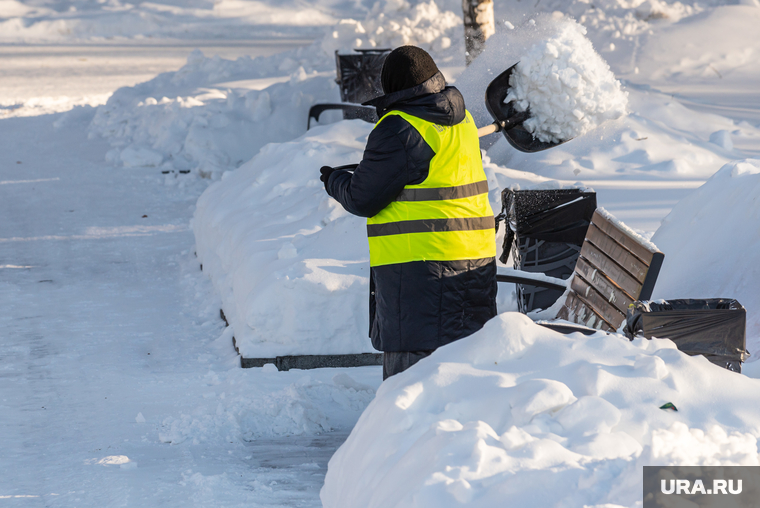 Полиция Ноябрьска возбудила административные дела за уборку снега возле школ