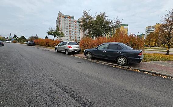 Куряне с улицы Звёздной жалуются на припаркованные на тротуаре машины