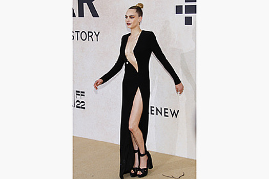 Кара Делевинь вышла в свет в платье с глубоким декольте