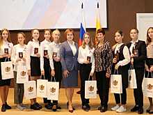 Сорокина вручила паспорта активным школьникам