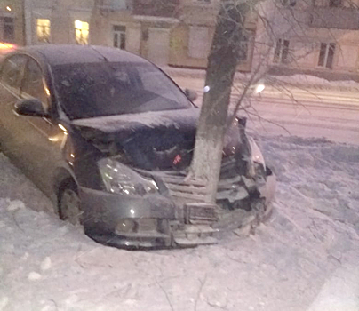 "Красиво обнимаются": в Белове автомобиль врезался в дерево