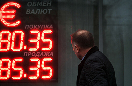 Россияне забрали валюту из банков