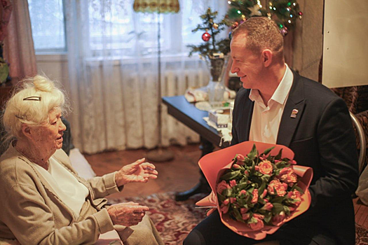 Председатель Совета депутатов городского округа Пушкинский Артем Садула поздравил ветерана труда Маргариту Махоткину с 95-летием