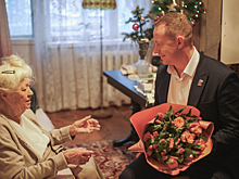 Председатель Совета депутатов городского округа Пушкинский Артем Садула поздравил ветерана труда Маргариту Махоткину с 95-летием
