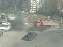 Неадекватный водитель "КамАЗа" протаранил два авто и скрылся с места ДТП на Кубани