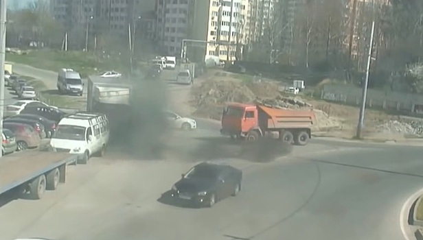Неадекватный водитель "КамАЗа" протаранил два авто и скрылся с места ДТП на Кубани
